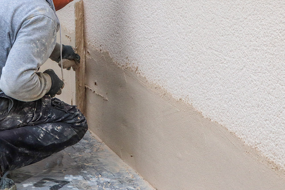 Travaux d'étanchéité d'une maison par un maçon utilisant une